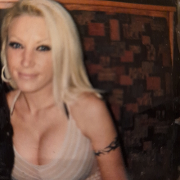 Meet your Posher, Amanda - Picture 3 of 5